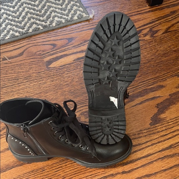 Boots - Picture 4 of 4